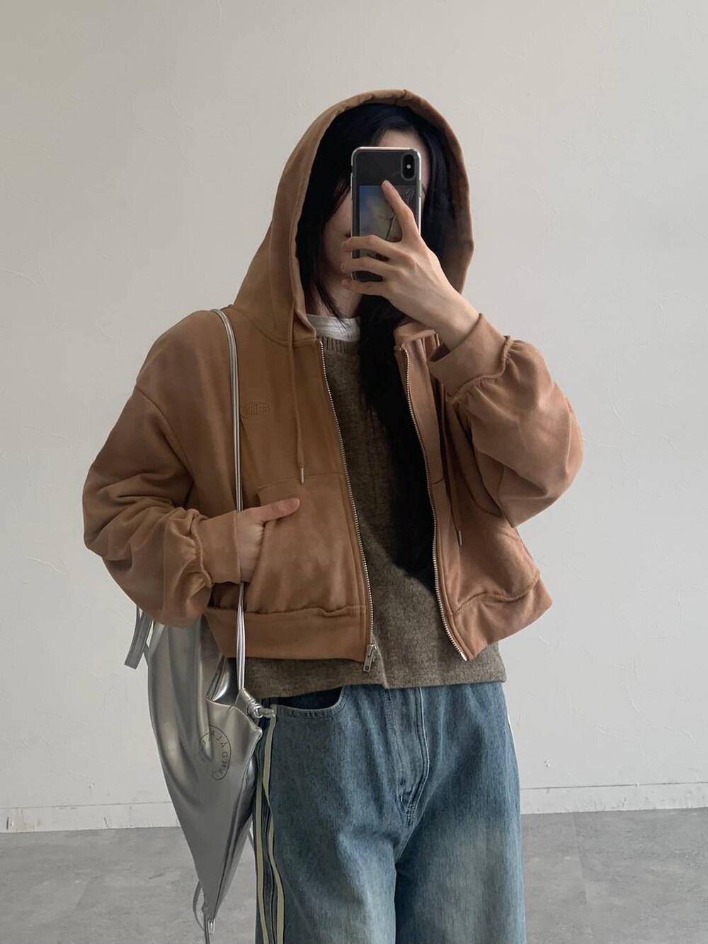 ブラウン系のパーカー、その他のデニムパンツ、グレー系のバックパック/リュックを着用したレディースの秋コーディネートの6枚目の写真