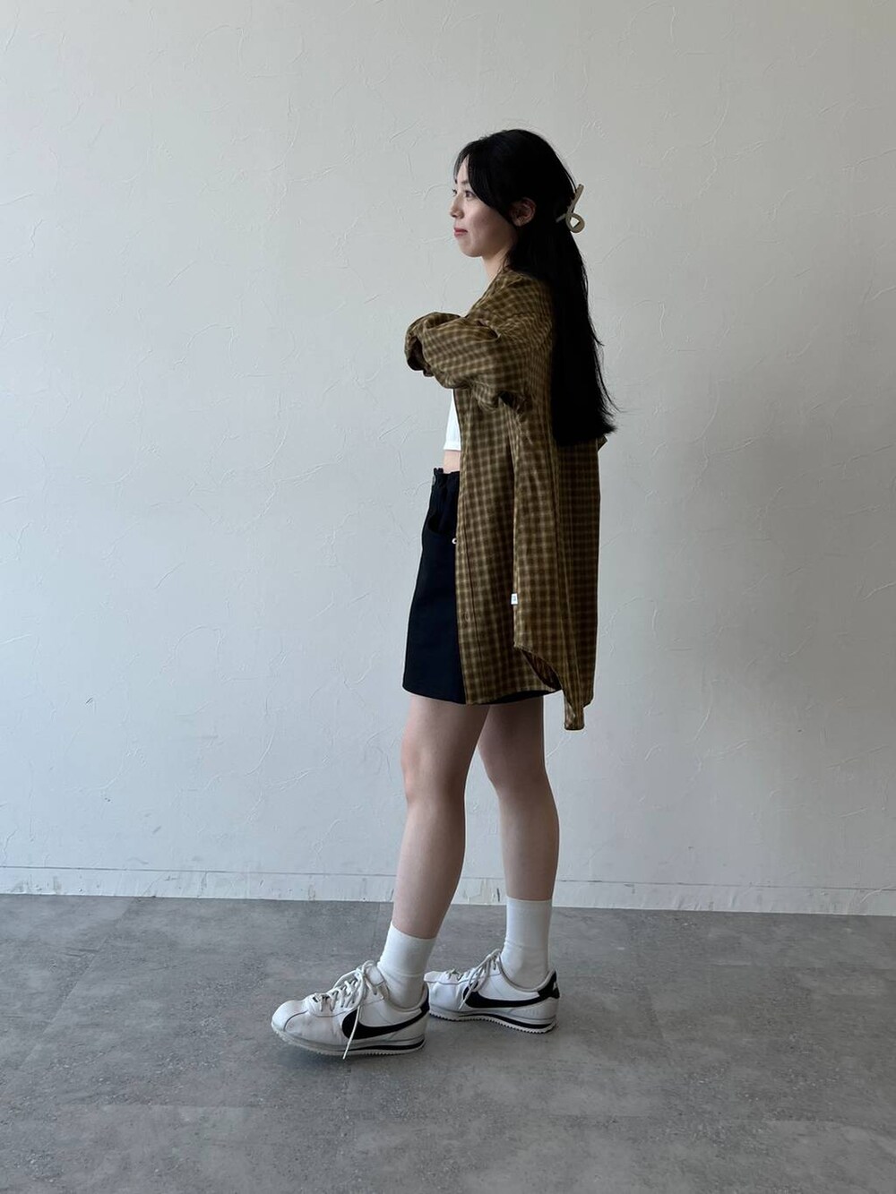 ブラック系のデニムスカート、その他のハンドバッグ、その他のシャツ/ブラウスを着用したレディースの秋コーディネートの5枚目の写真