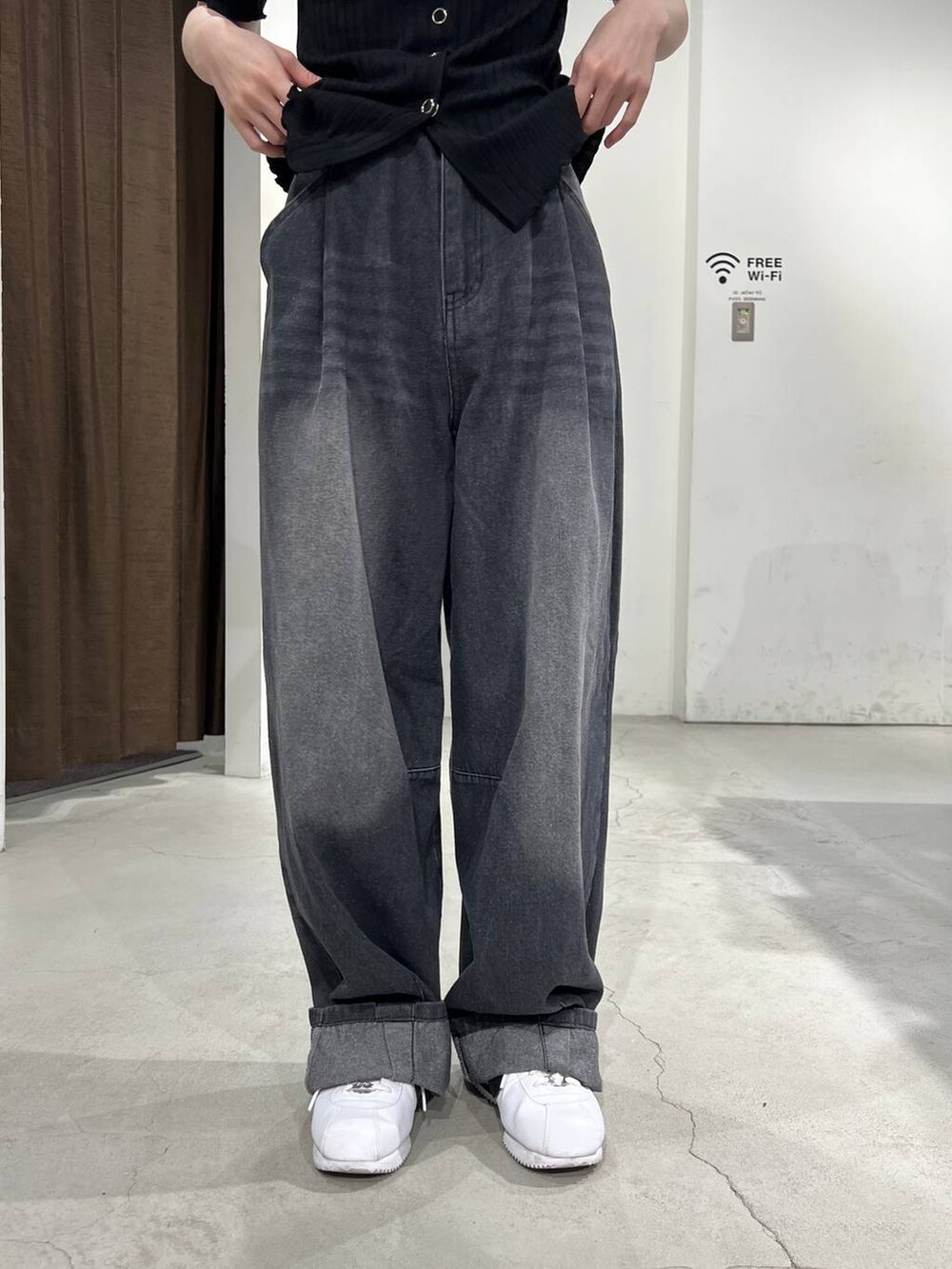 ブラック系のデニムパンツ、ブラック系のTシャツ/カットソーを着用したレディースの春コーディネートの7枚目の写真