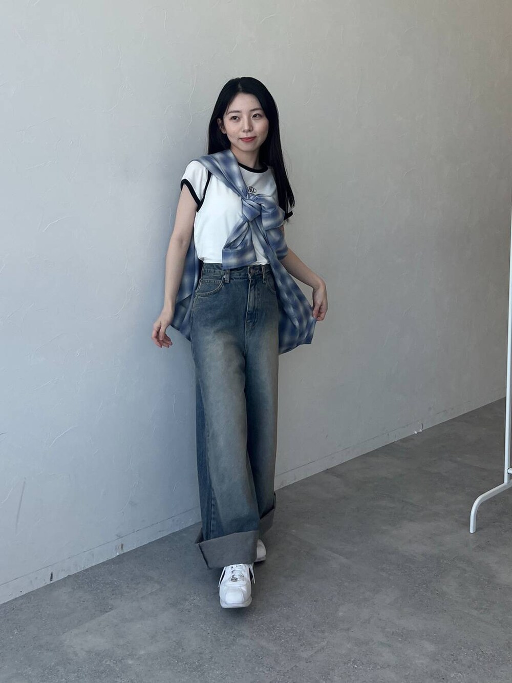 ブルー系のシャツ/ブラウス、ブルー系のデニムパンツ、ホワイト系のTシャツ/カットソーを着用したレディースの春コーディネートの5枚目の写真