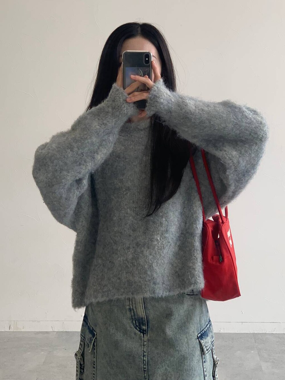 ブルー系のデニムスカート、グレー系のニット/セーターを着用したレディースの秋コーディネートの5枚目の写真