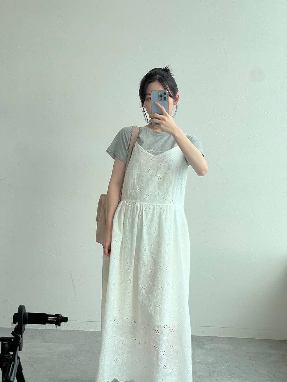 グレー系のTシャツ/カットソー、ベージュ系のワンピースを着用したレディースの夏コーディネートの7枚目の写真