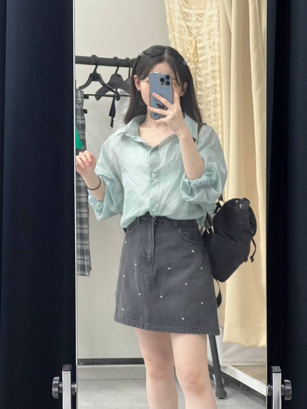 ブラック系のデニムスカート、ブルー系のシャツ/ブラウスを着用したレディースの春コーディネートの6枚目の写真