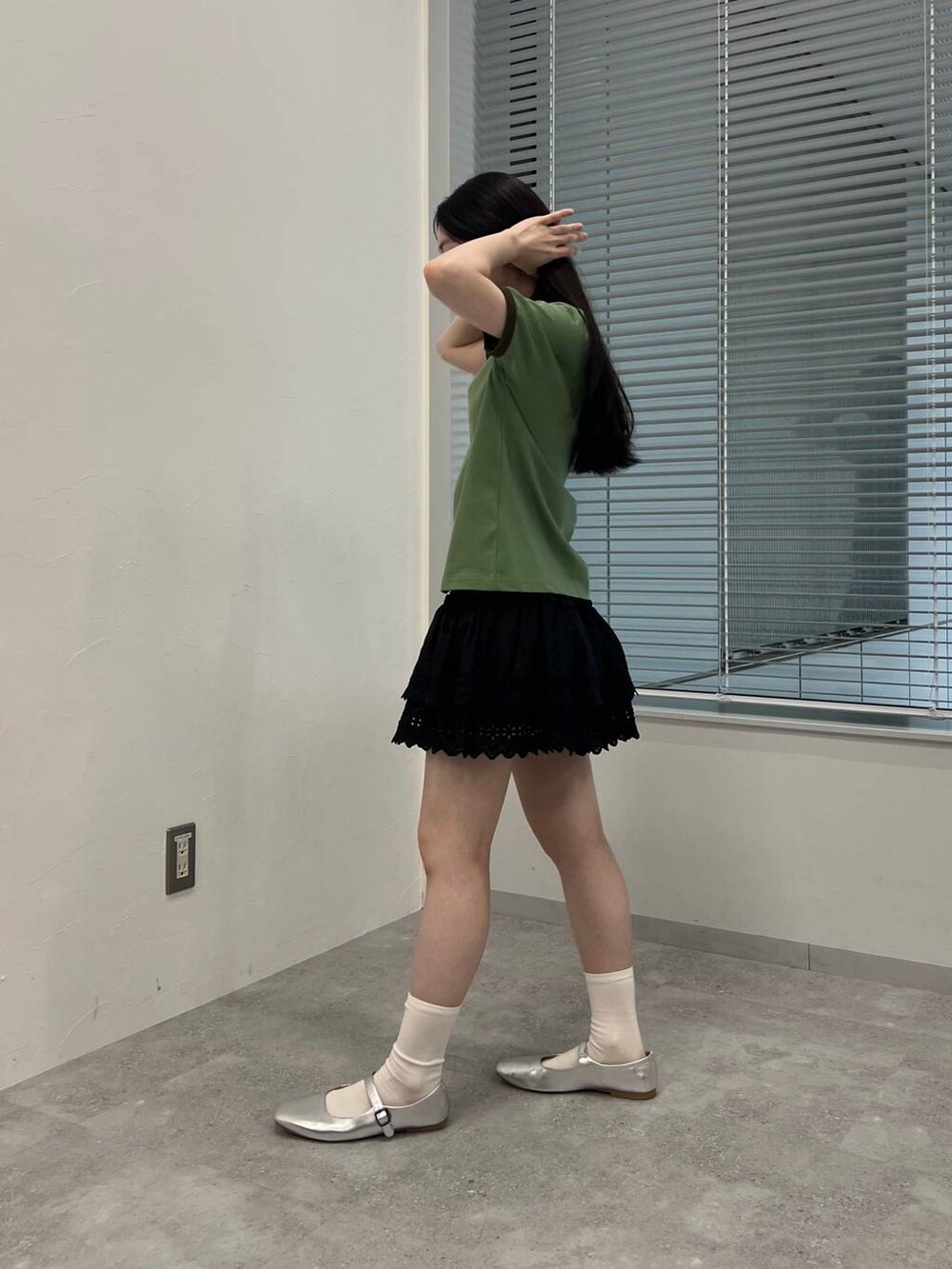 ブラック系のスカート、グリーン系のTシャツ/カットソーを着用したレディースの夏コーディネートの3枚目の写真
