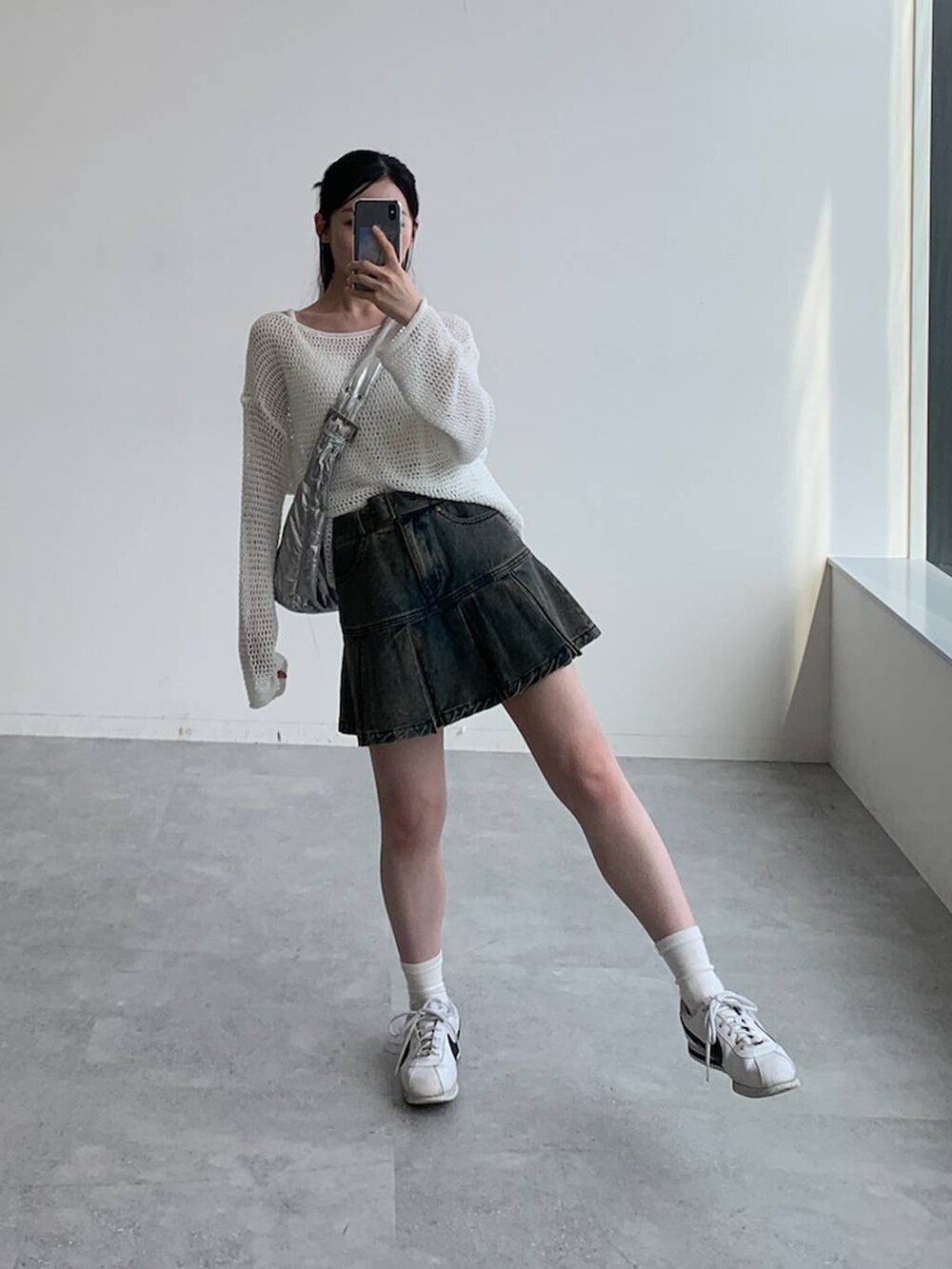 その他のショルダーバッグ、ホワイト系のTシャツ/カットソー、ブルー系のデニムスカートを着用したレディースの秋コーディネートの2枚目の写真