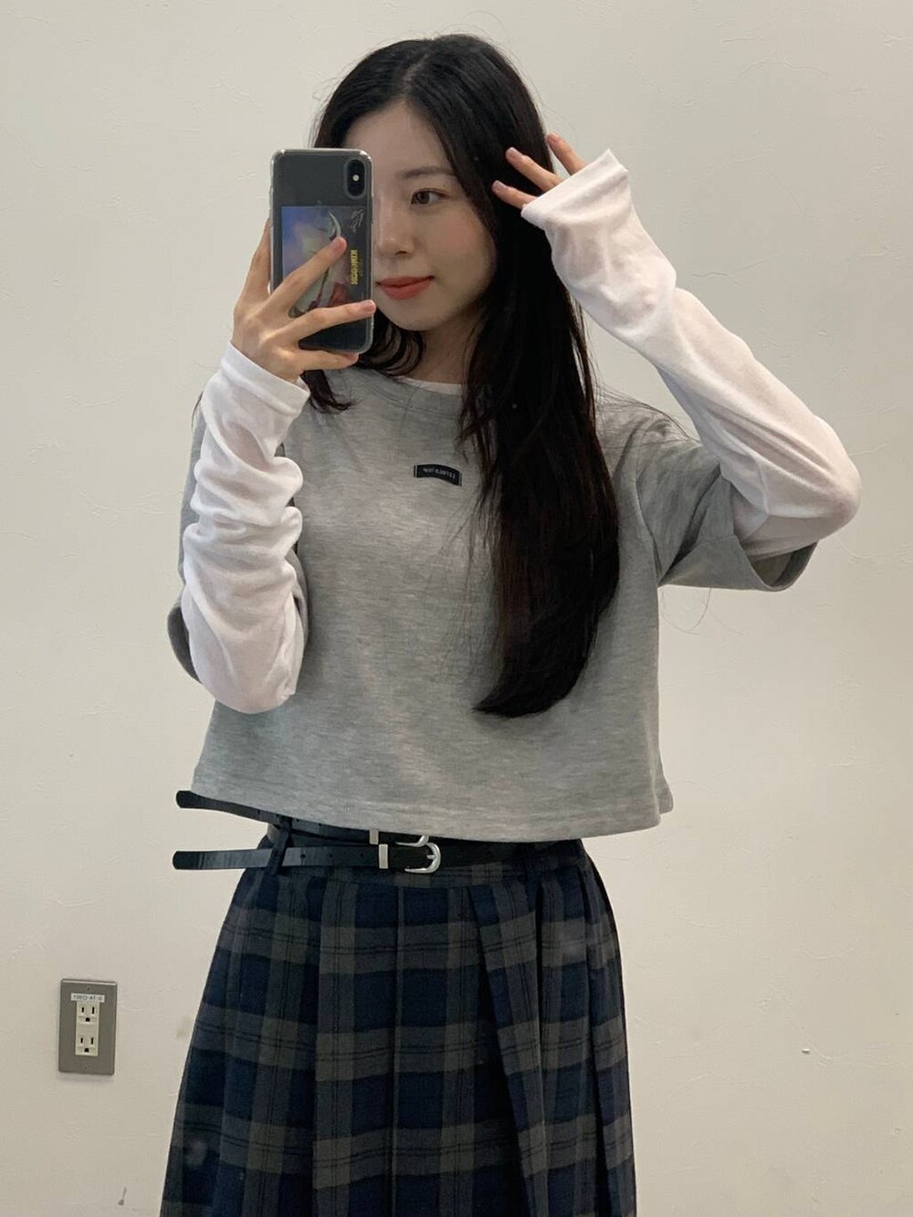 グレー系のスカート、ホワイト系のTシャツ/カットソーを着用したレディースの秋コーディネートの4枚目の写真