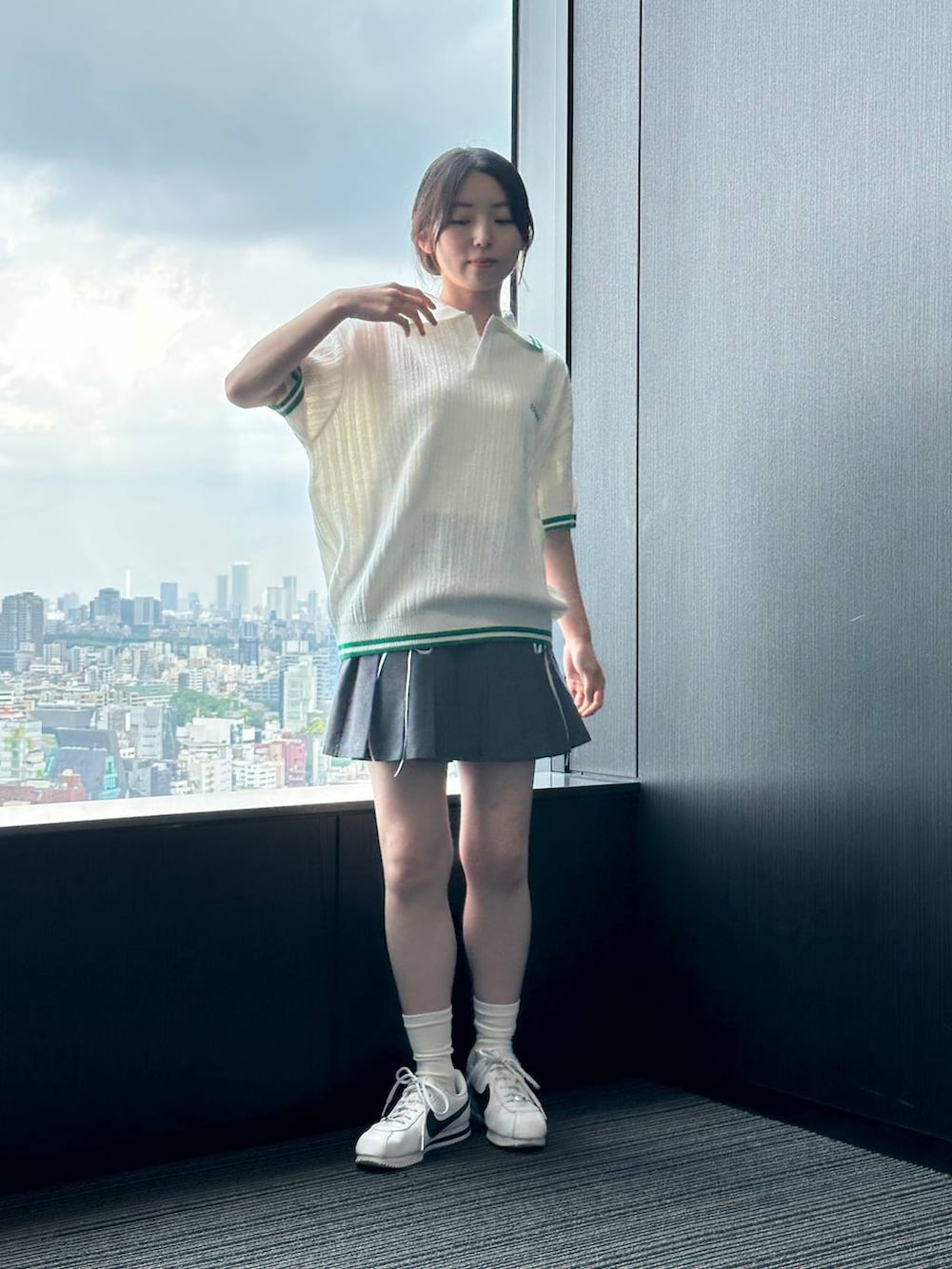 グレー系のスカート、ベージュ系のニット/セーターを着用したレディースの夏コーディネートの3枚目の写真