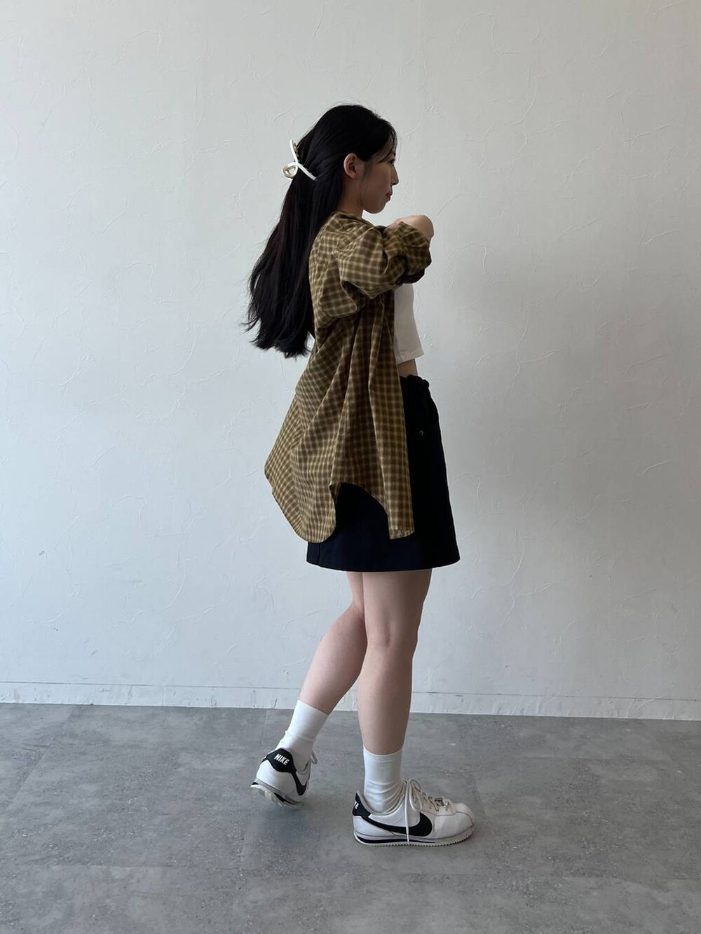 ブラック系のデニムスカート、その他のハンドバッグ、その他のシャツ/ブラウスを着用したレディースの秋コーディネートの2枚目の写真