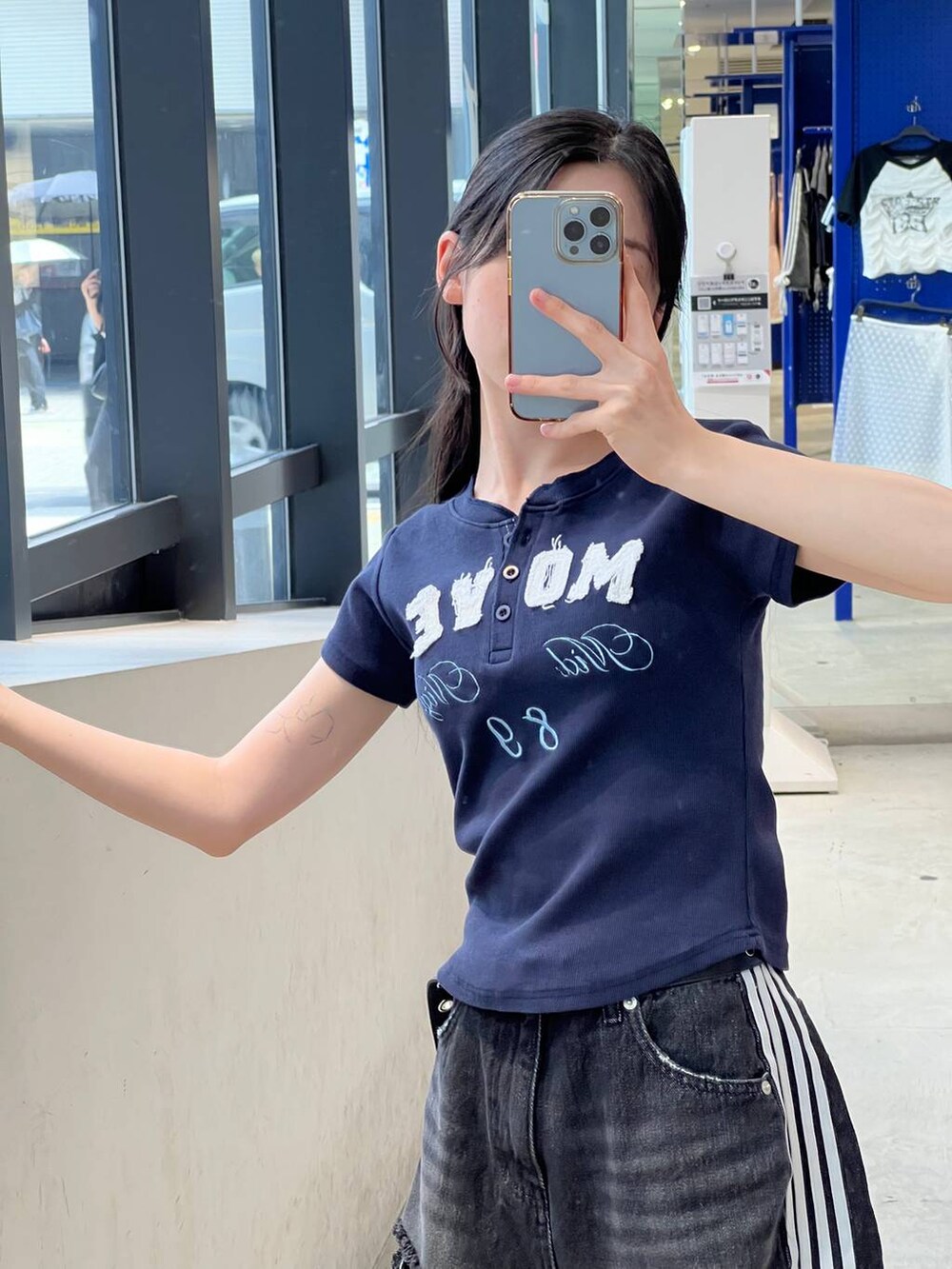 ブラック系のデニムパンツ、ブルー系のTシャツ/カットソー、ブラック系のベルトを着用したレディースの夏コーディネートの4枚目の写真