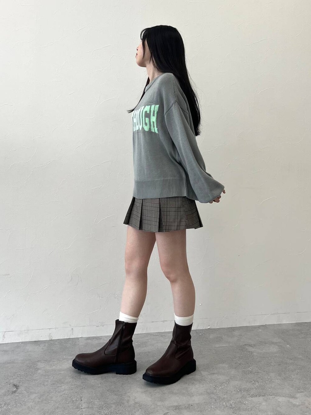 グレー系のニット/セーター、ブラウン系のスカート、ブラウン系のテーラードジャケットを着用したレディースの冬コーディネートの6枚目の写真