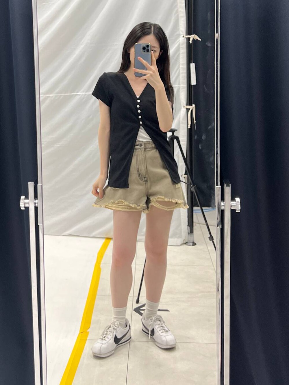 グレー系のデニムパンツ、ブラック系のカーディガン/ボレロを着用したレディースの夏コーディネートの3枚目の写真