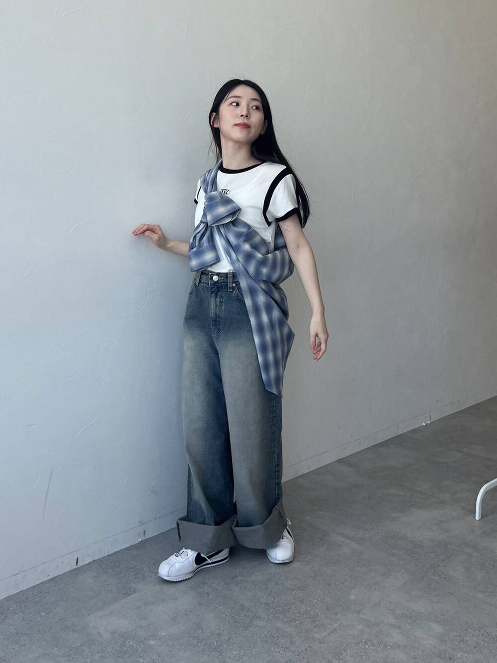 ブルー系のシャツ/ブラウス、ブルー系のデニムパンツ、ホワイト系のTシャツ/カットソーを着用したレディースの春コーディネートの2枚目の写真