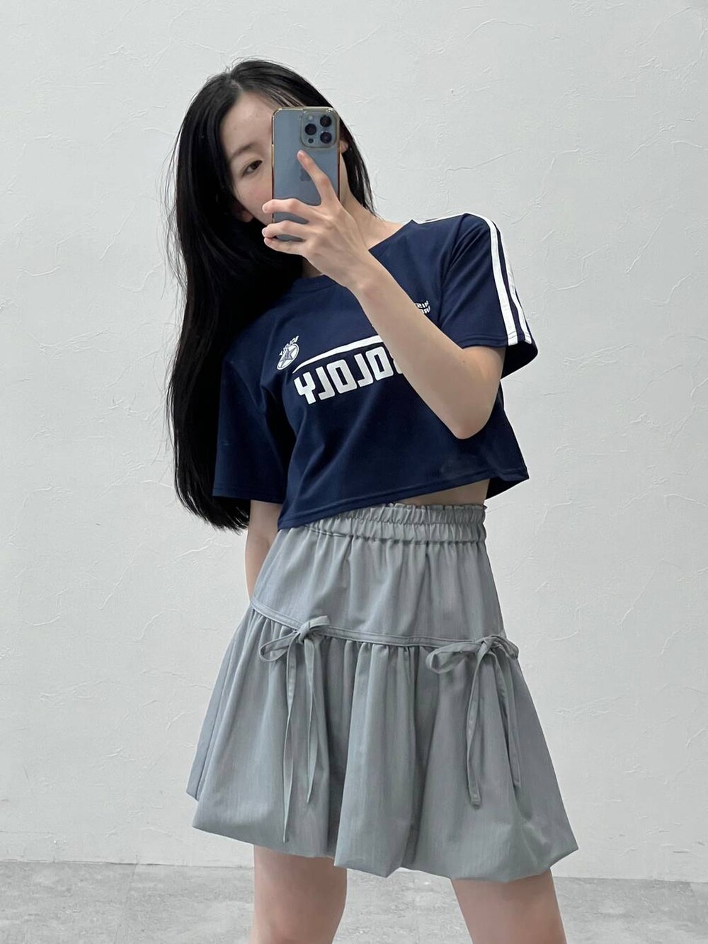 グレー系のスカート、ブルー系のTシャツ/カットソーを着用したレディースの夏コーディネートの7枚目の写真