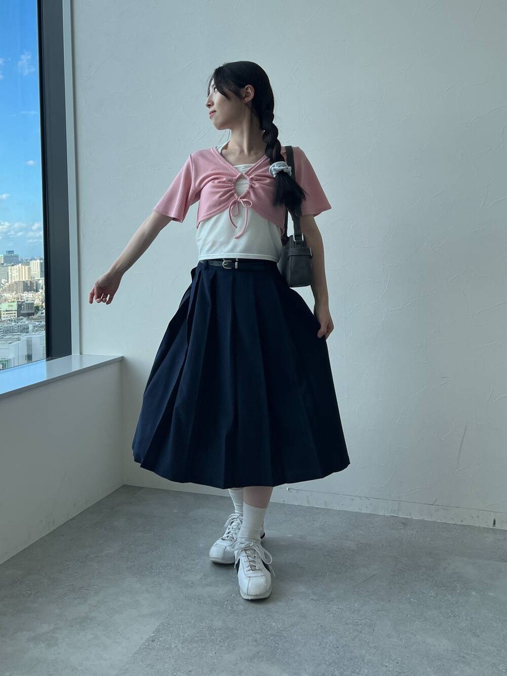 ブルー系のスカート、ブラック系のトートバッグ、ピンク系のカーディガン/ボレロを着用したレディースの夏コーディネートの7枚目の写真