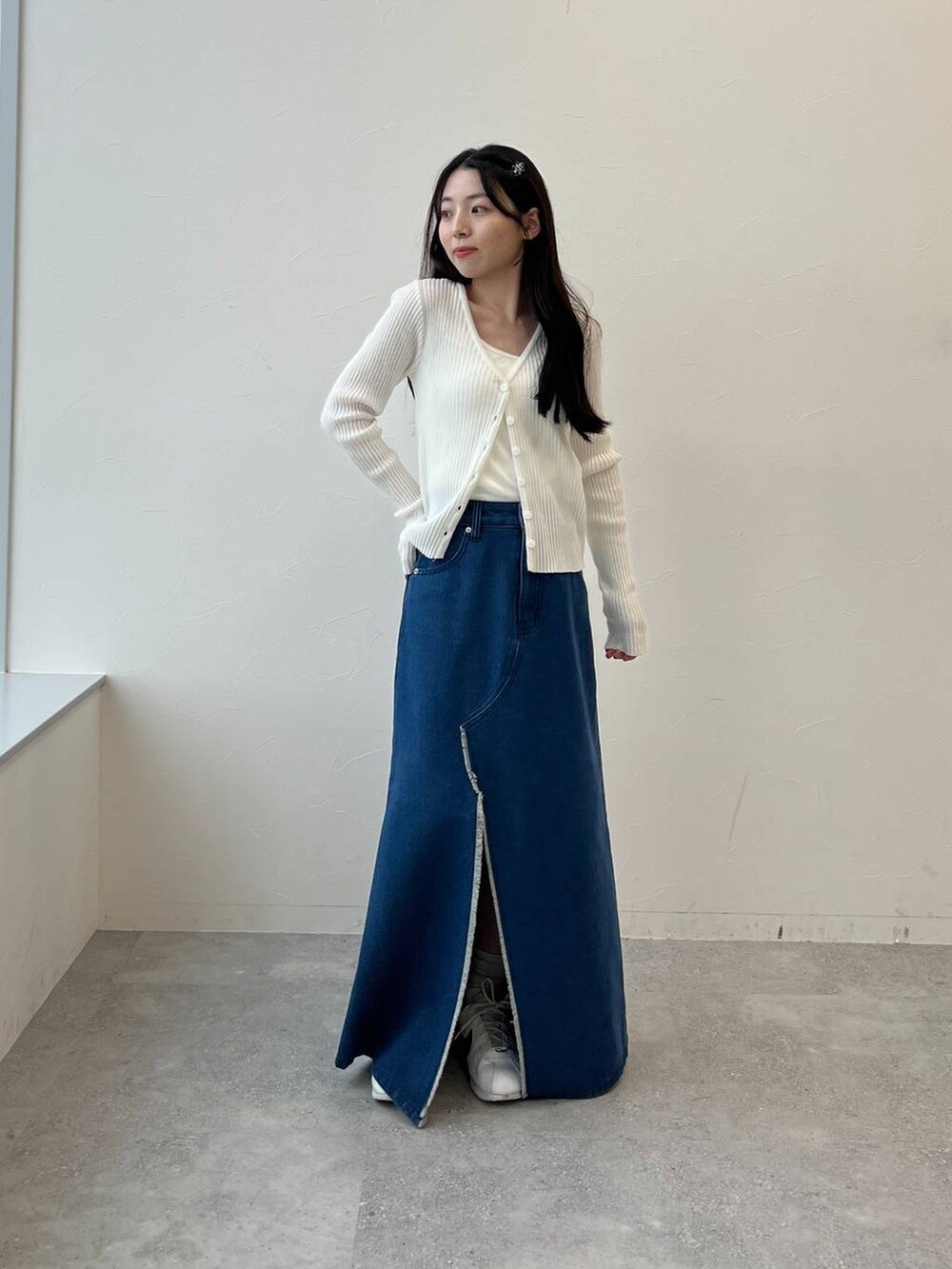 ブルー系のスカート、ベージュ系のカーディガン/ボレロを着用したレディースの春コーディネートの2枚目の写真