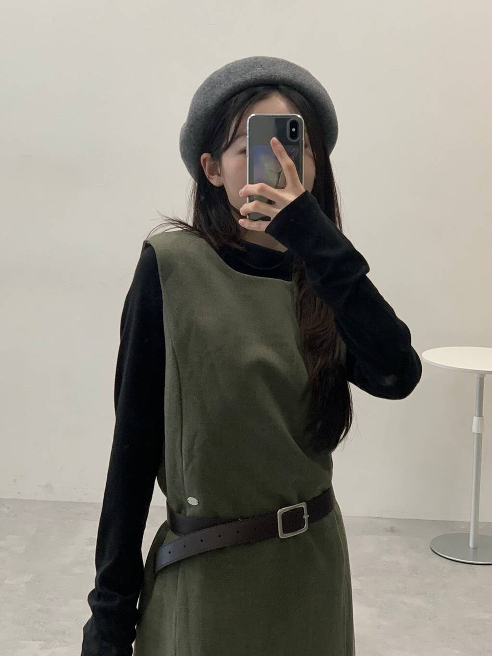 グリーン系のワンピース、ブラウン系のベルト、グレー系のハンチング/ベレー帽を着用したレディースの秋コーディネートの5枚目の写真