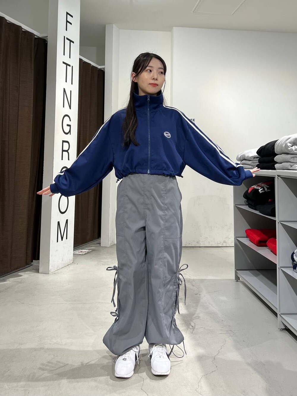 ブルー系のブルゾン、グレー系のその他パンツを着用したレディースの春コーディネートの5枚目の写真