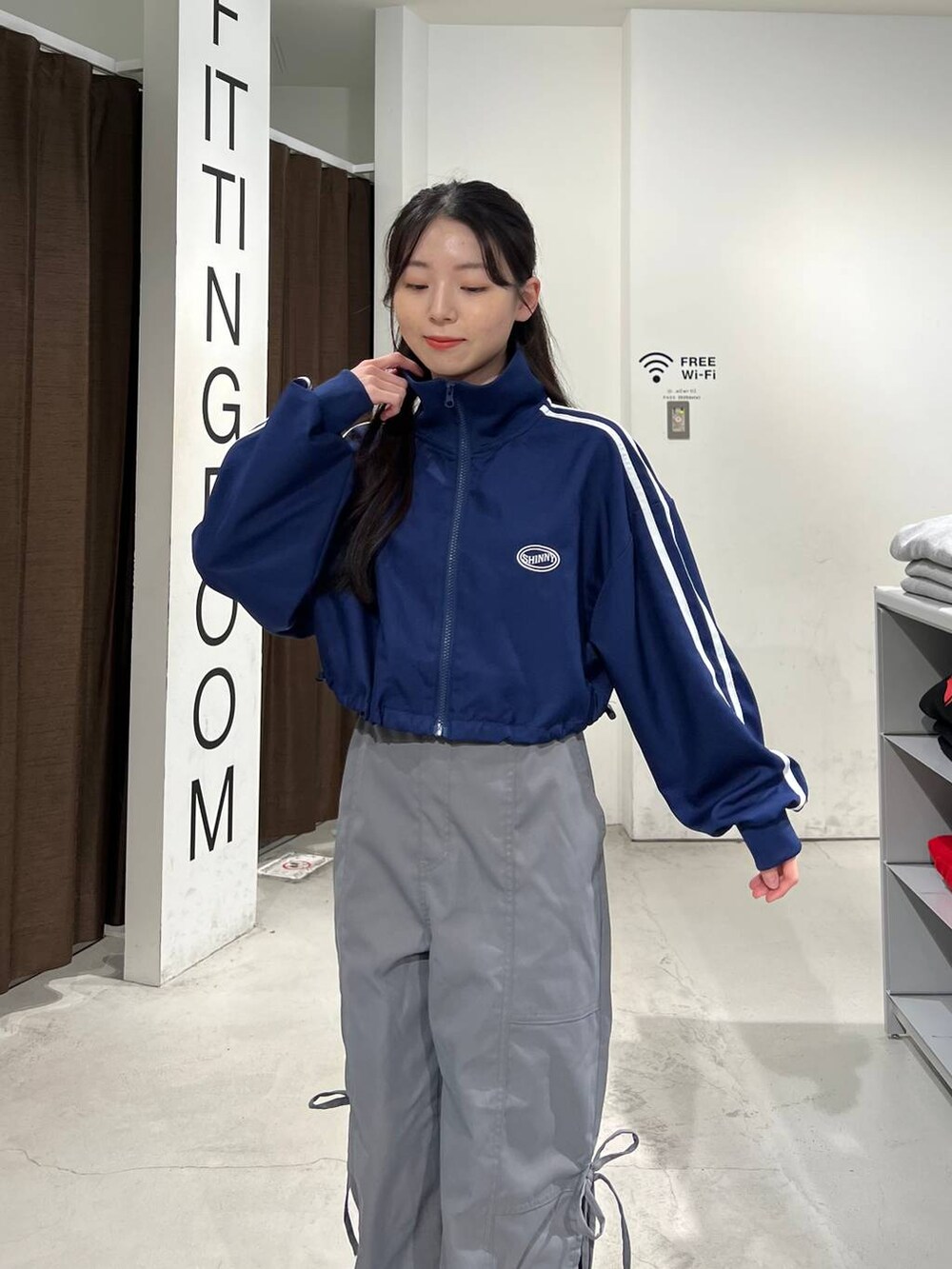 ブルー系のブルゾン、グレー系のその他パンツを着用したレディースの春コーディネートの6枚目の写真