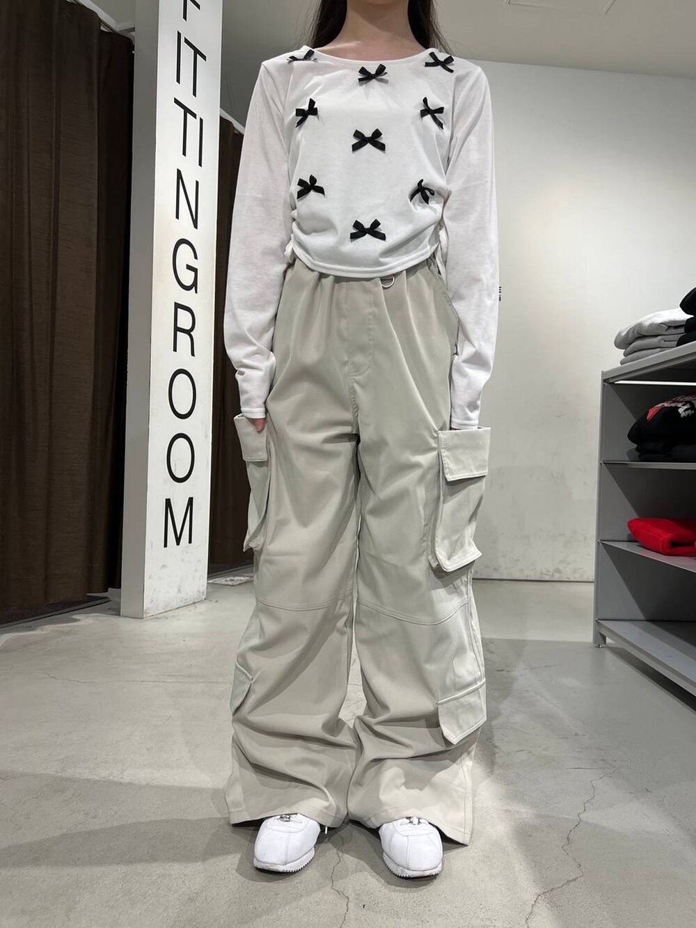 ホワイト系のTシャツ/カットソー、グレー系のカーゴパンツを着用したレディースの春コーディネートの7枚目の写真
