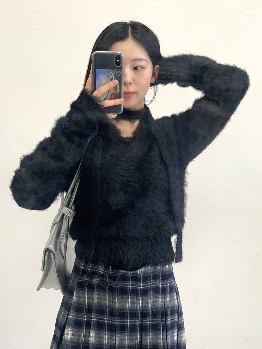 シルバー系のショルダーバッグ、グレー系のニット/セーターを着用したレディースの冬コーディネートの4枚目の写真