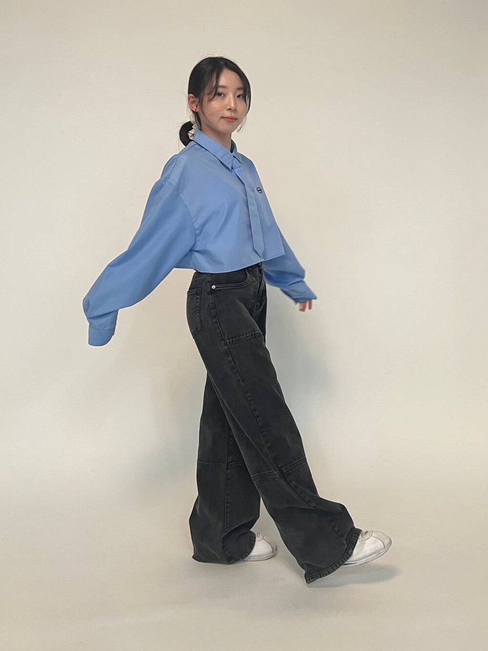 ブルー系のシャツ/ブラウス、ブラック系のデニムパンツを着用したレディースの春コーディネートの3枚目の写真