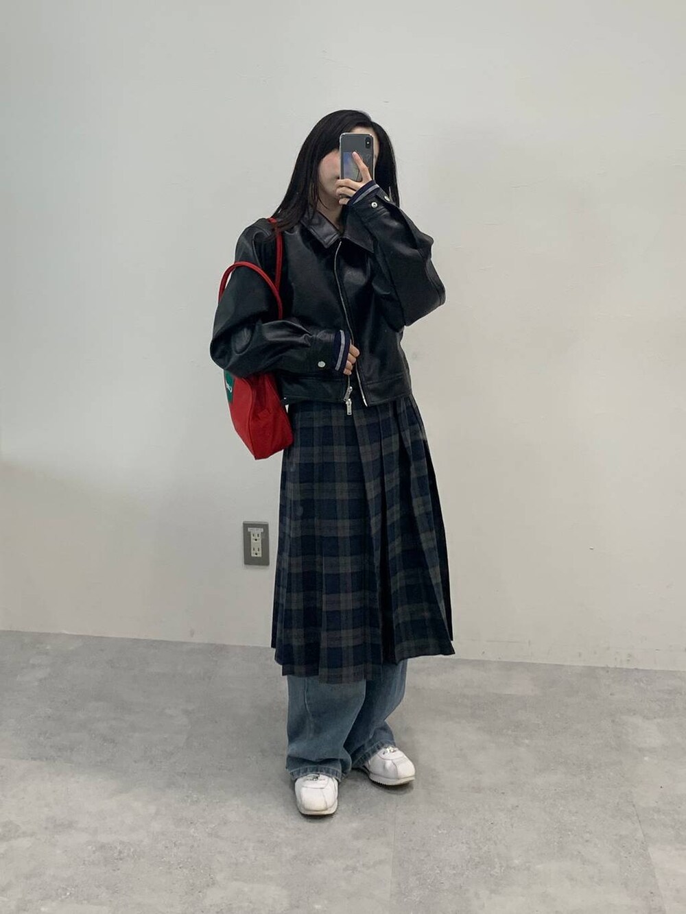 「デニムパンツ、ALAND、おでかけ、韓国ファッション、シンプルコーデ、冬コーデ、秋コーデ、スカート、スニーカー、レイヤードスタイル、レザー、ジャケット、低身長、韓国系、休日コーデ」｜「3.3 Field Trip の3.3 Field Trip／フェイクレザーショートジャケット（ライダースジャケット、ブラック系）」を使った、みれいさん（レディース・150cm）の秋コーディネートの2枚目の写真
