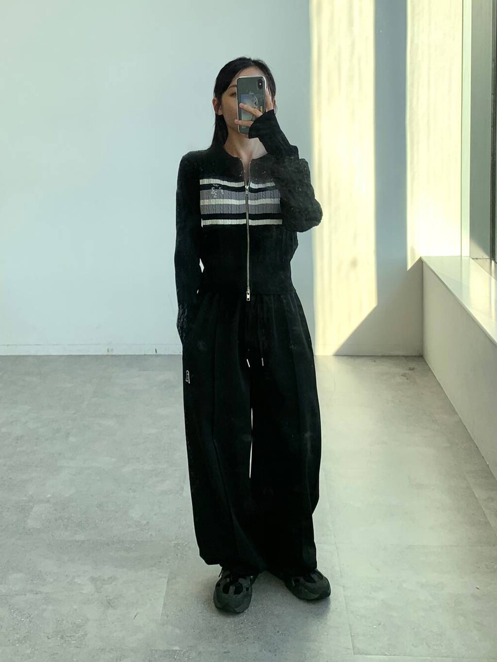 ブラック系のカーディガン/ボレロ、ブラック系のその他パンツを着用したレディースの秋コーディネートの2枚目の写真