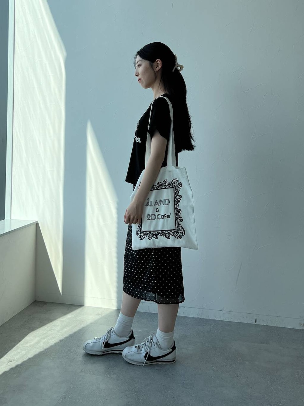 「低身長、韓国系、休日コーデ、フェミニン、カジュアル、ALAND、スカート、おでかけ、韓国ファッション、スニーカー、トートバッグ、エコバッグ」｜「CRANKのCRANK／ドットレイヤードスカート（スカート、ブラック系）」を使った、みれいさん（レディース・150cm）の夏コーディネートの2枚目の写真