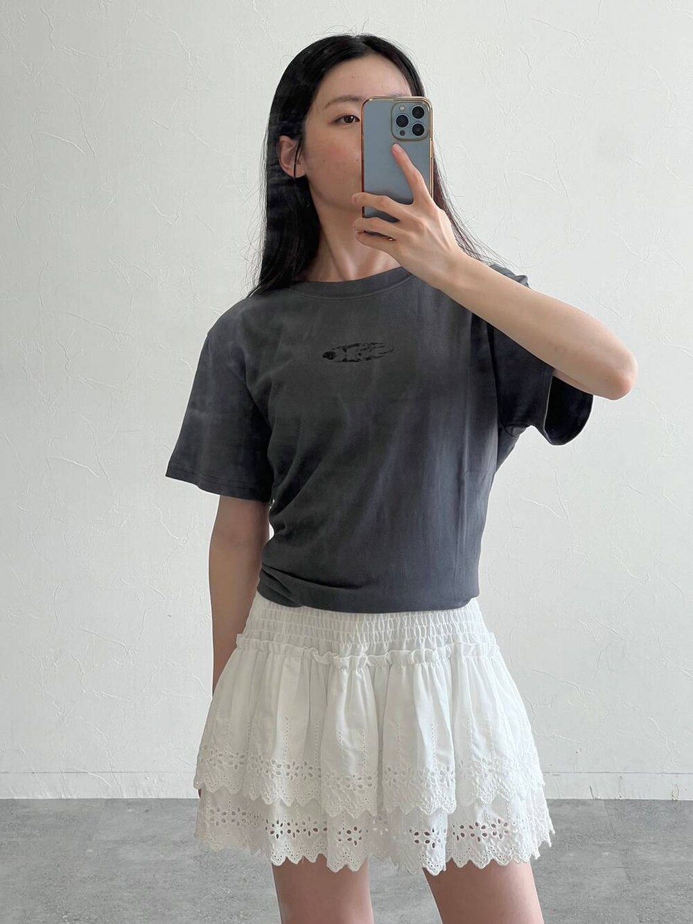ホワイト系のスカート、ホワイト系のボストンバッグ、グレー系のTシャツ/カットソーを着用したレディースの夏コーディネートの5枚目の写真
