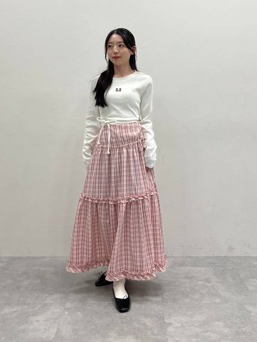 ホワイト系のTシャツ/カットソーを着用したレディースの春コーディネートの5枚目の写真