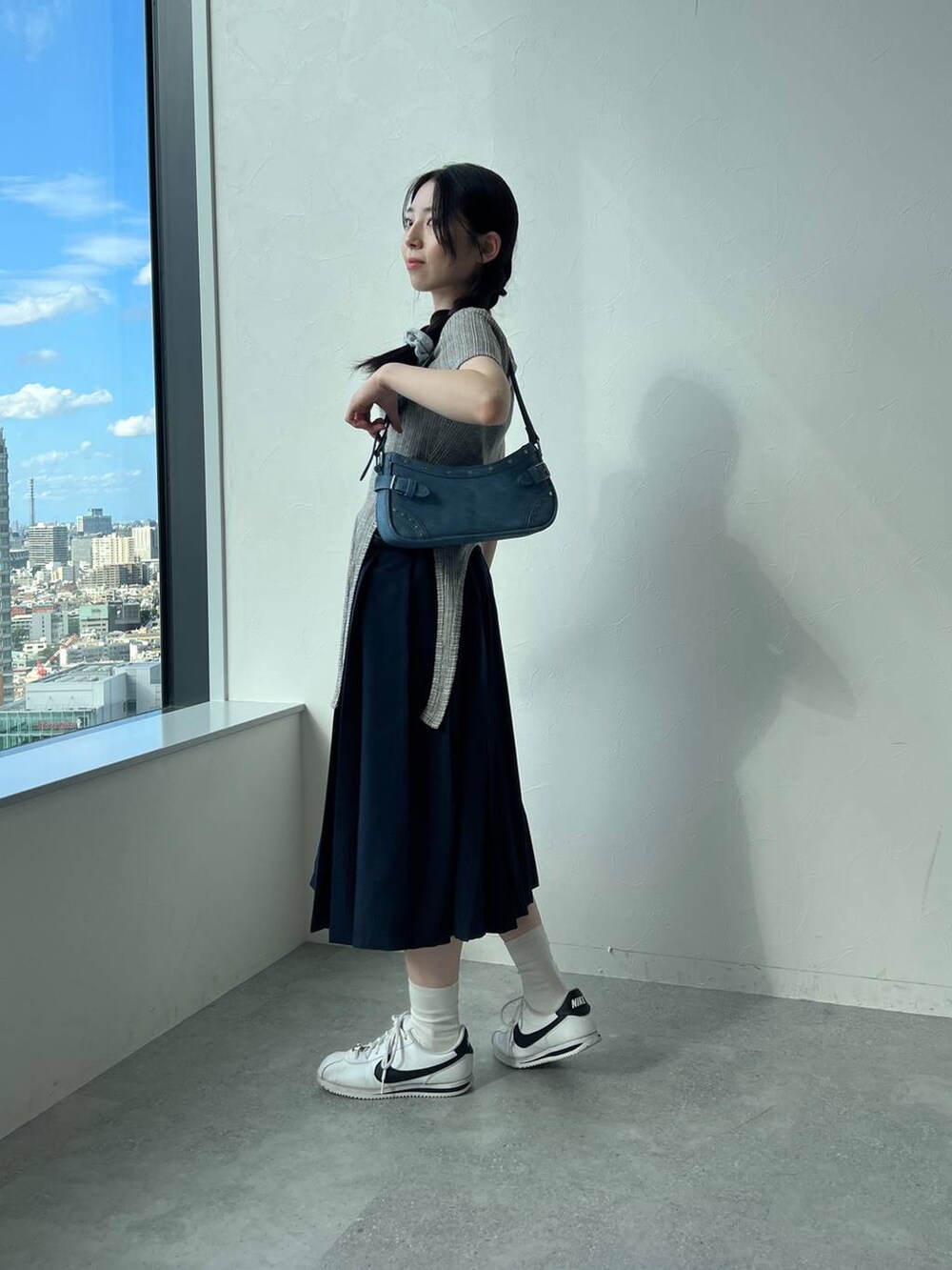 ブルー系のスカート、グレー系のTシャツ/カットソーを着用したレディースの夏コーディネートの4枚目の写真