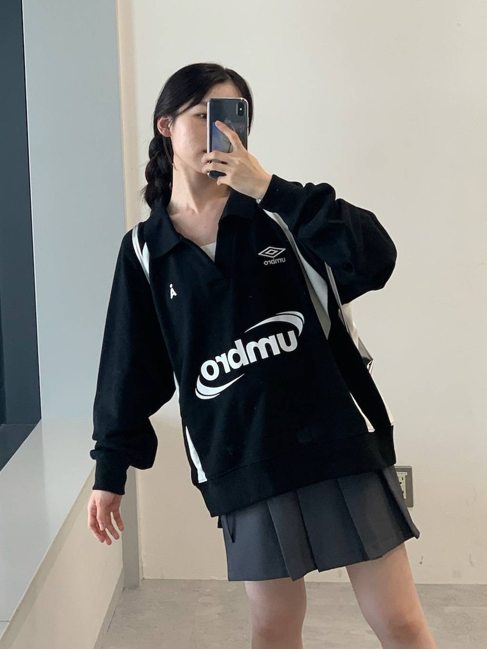 ブラック系のサンダル、グレー系のバックパック/リュック、グレー系のスカートを着用したレディースの夏コーディネートの6枚目の写真