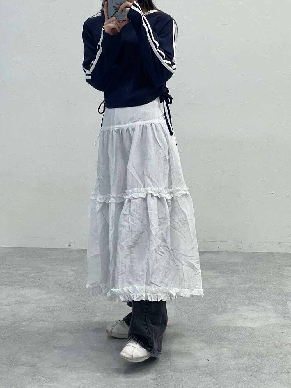 ブルー系のTシャツ/カットソー、ブラック系のデニムパンツを着用したレディースの春コーディネートの8枚目の写真