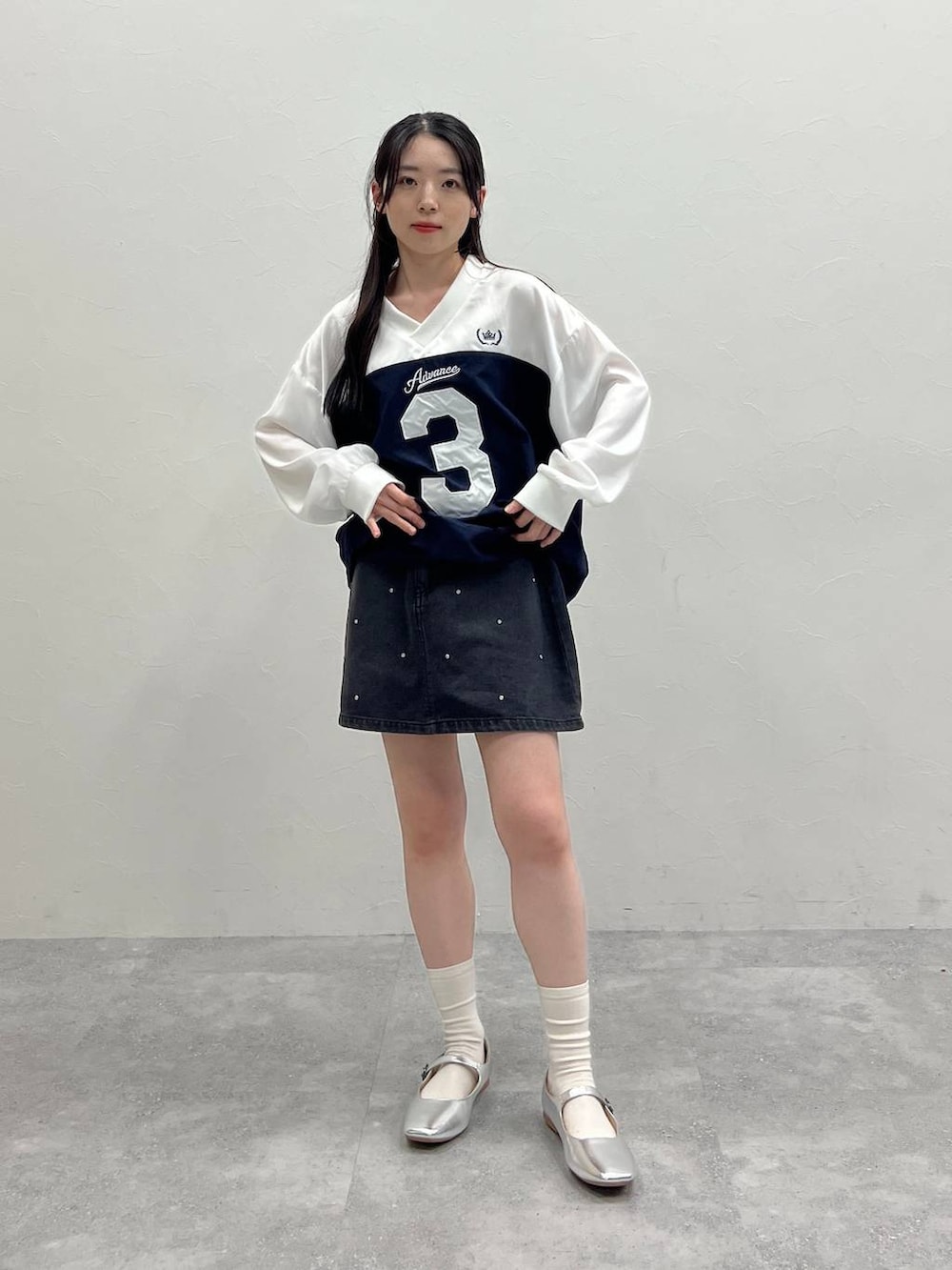 ブルー系のTシャツ/カットソー、ブラック系のデニムスカートを着用したレディースの春コーディネートの2枚目の写真