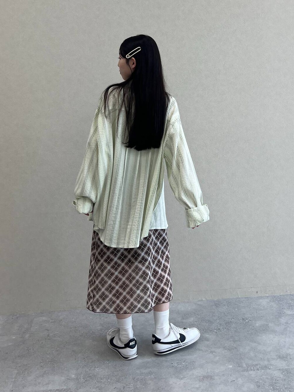 ブラウン系のスカート、グリーン系のシャツ/ブラウスを着用したレディースの夏コーディネートの6枚目の写真