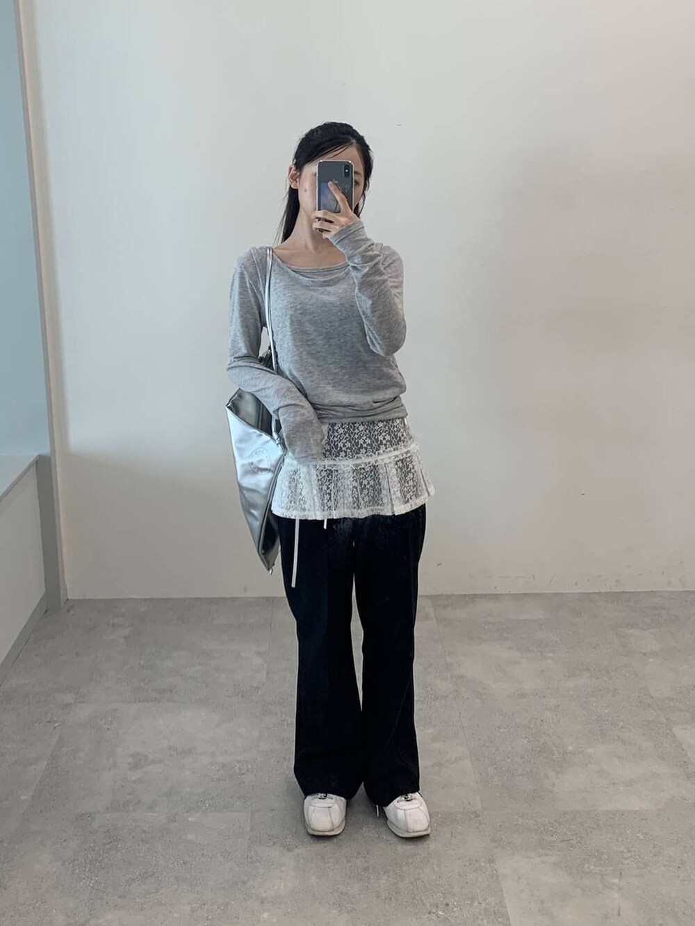 グレー系のTシャツ/カットソー、ホワイト系のスカートを着用したレディースの秋コーディネートの3枚目の写真