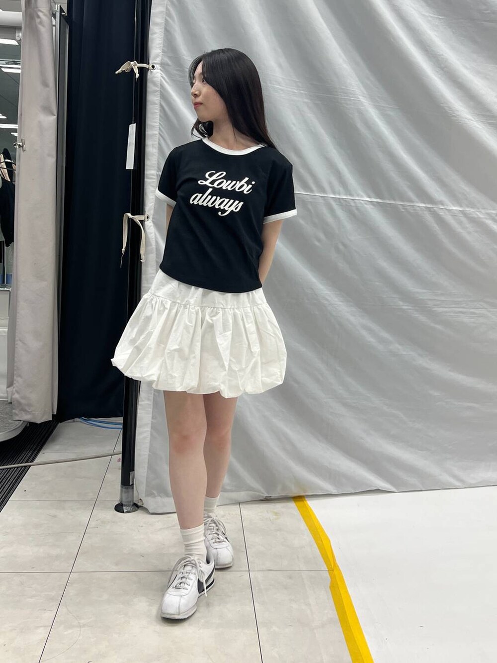 ブラック系のTシャツ/カットソー、ホワイト系のスカートを着用したレディースの夏コーディネートの5枚目の写真