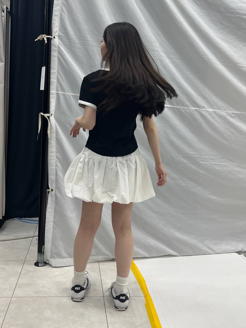 ブラック系のTシャツ/カットソー、ホワイト系のスカートを着用したレディースの夏コーディネートの4枚目の写真