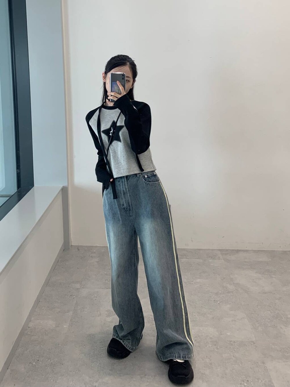 その他のデニムパンツ、グレー系のTシャツ/カットソーを着用したレディースの秋コーディネートの3枚目の写真