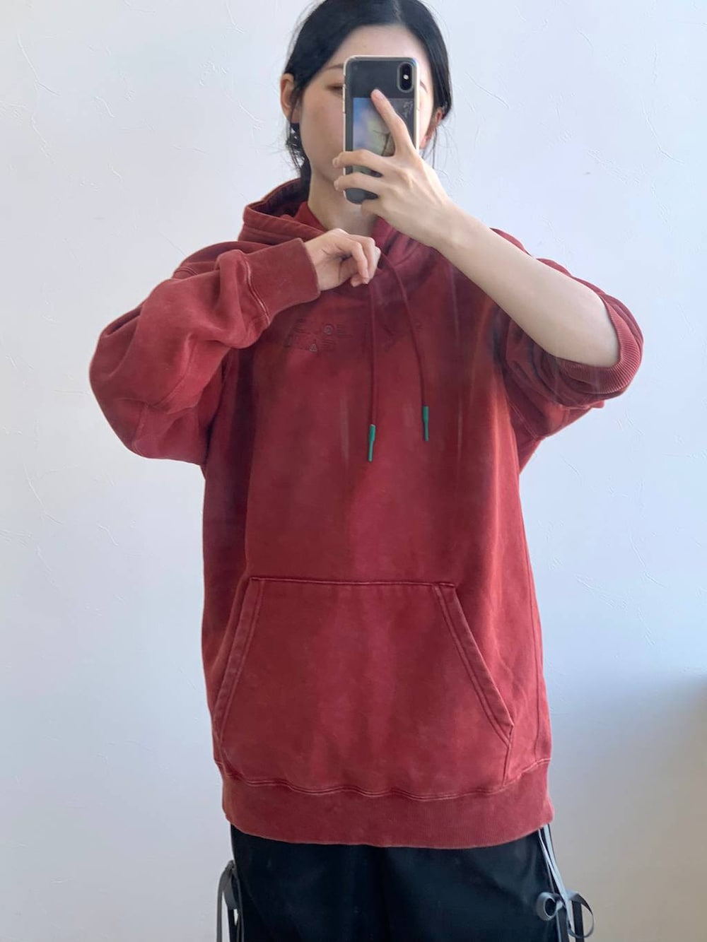 ブラック系のその他パンツ、レッド系のパーカーを着用したレディースの冬コーディネートの6枚目の写真