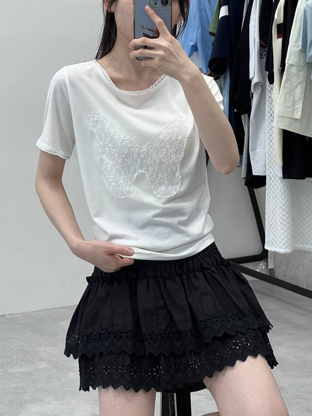 ブラック系のスカート、ホワイト系のTシャツ/カットソーを着用したレディースの夏コーディネートの4枚目の写真