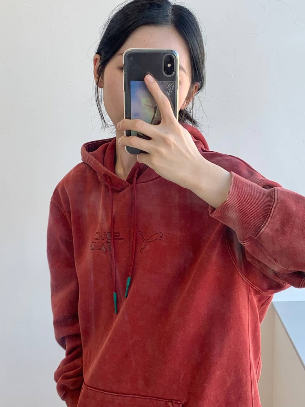 ブラック系のその他パンツ、レッド系のパーカーを着用したレディースの冬コーディネートの9枚目の写真