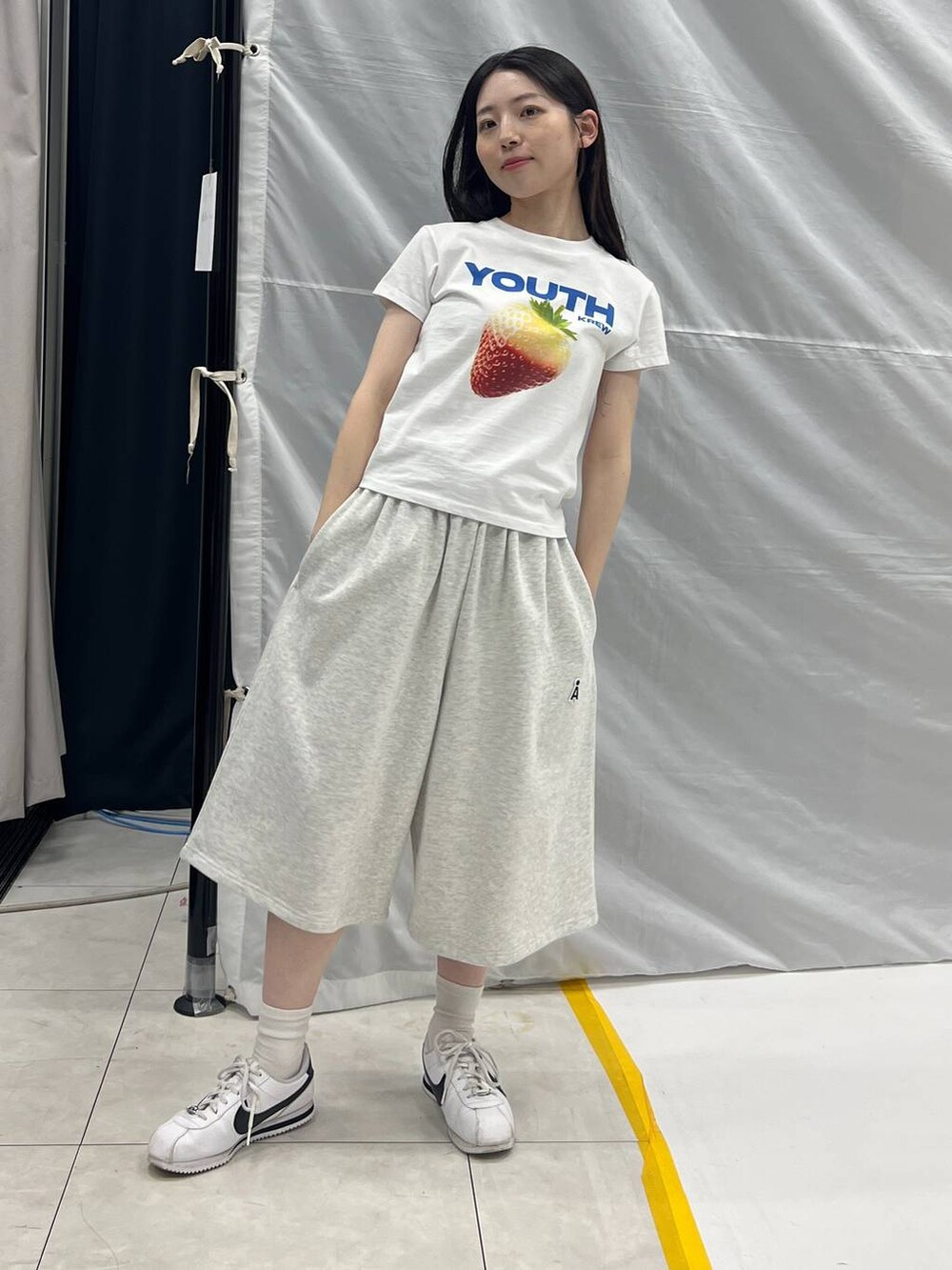 グレー系のスウェットパンツ、ピンク系のショルダーバッグ、ホワイト系のTシャツ/カットソーを着用したレディースの夏コーディネートの5枚目の写真