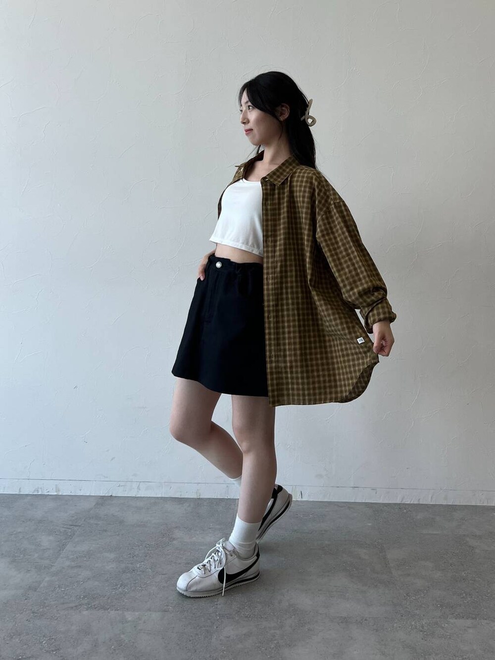 ブラック系のデニムスカート、その他のハンドバッグ、その他のシャツ/ブラウスを着用したレディースの秋コーディネートの6枚目の写真