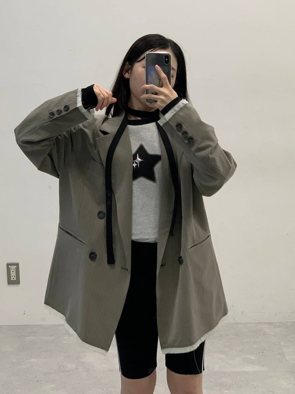ブラック系のサンダル、グレー系のTシャツ/カットソー、ベージュ系のテーラードジャケットを着用したレディースの秋コーディネートの3枚目の写真