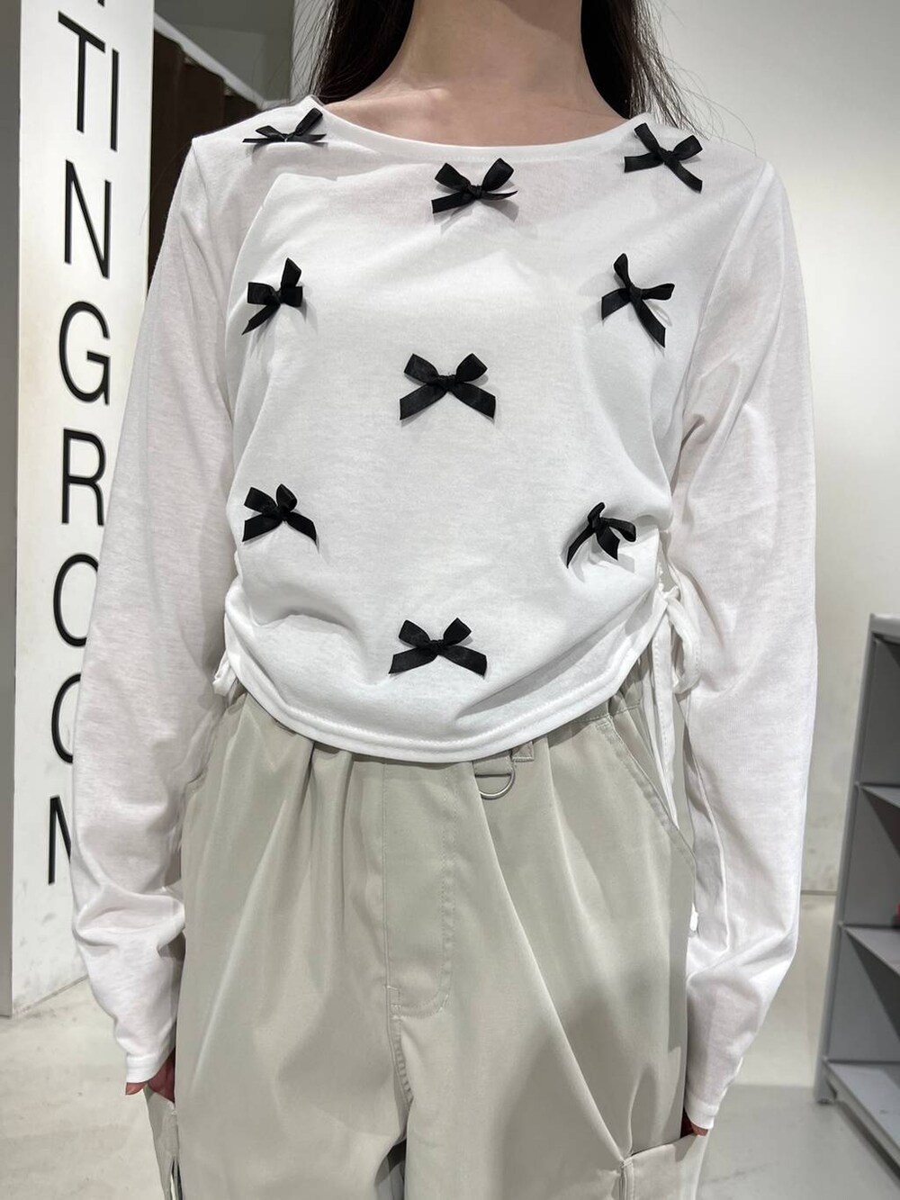 ホワイト系のTシャツ/カットソー、グレー系のカーゴパンツを着用したレディースの春コーディネートの6枚目の写真