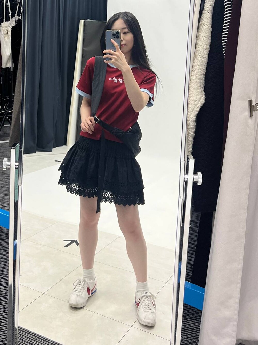 ブラック系のスカート、ブラック系のショルダーバッグを着用したレディースの夏コーディネートの5枚目の写真