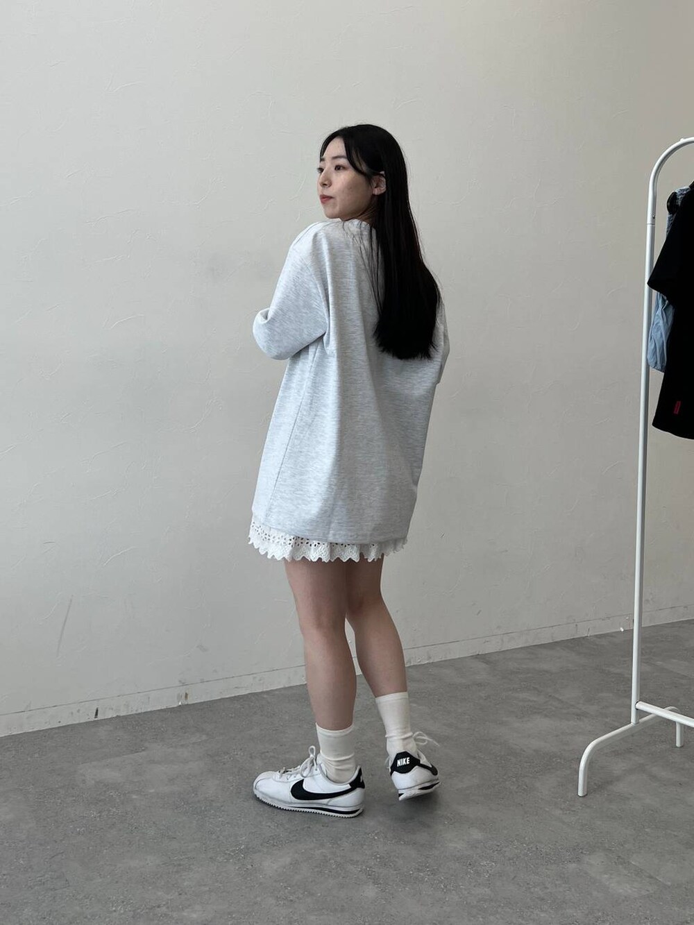 グレー系のTシャツ/カットソー、ホワイト系のスカートを着用したレディースの春コーディネートの5枚目の写真