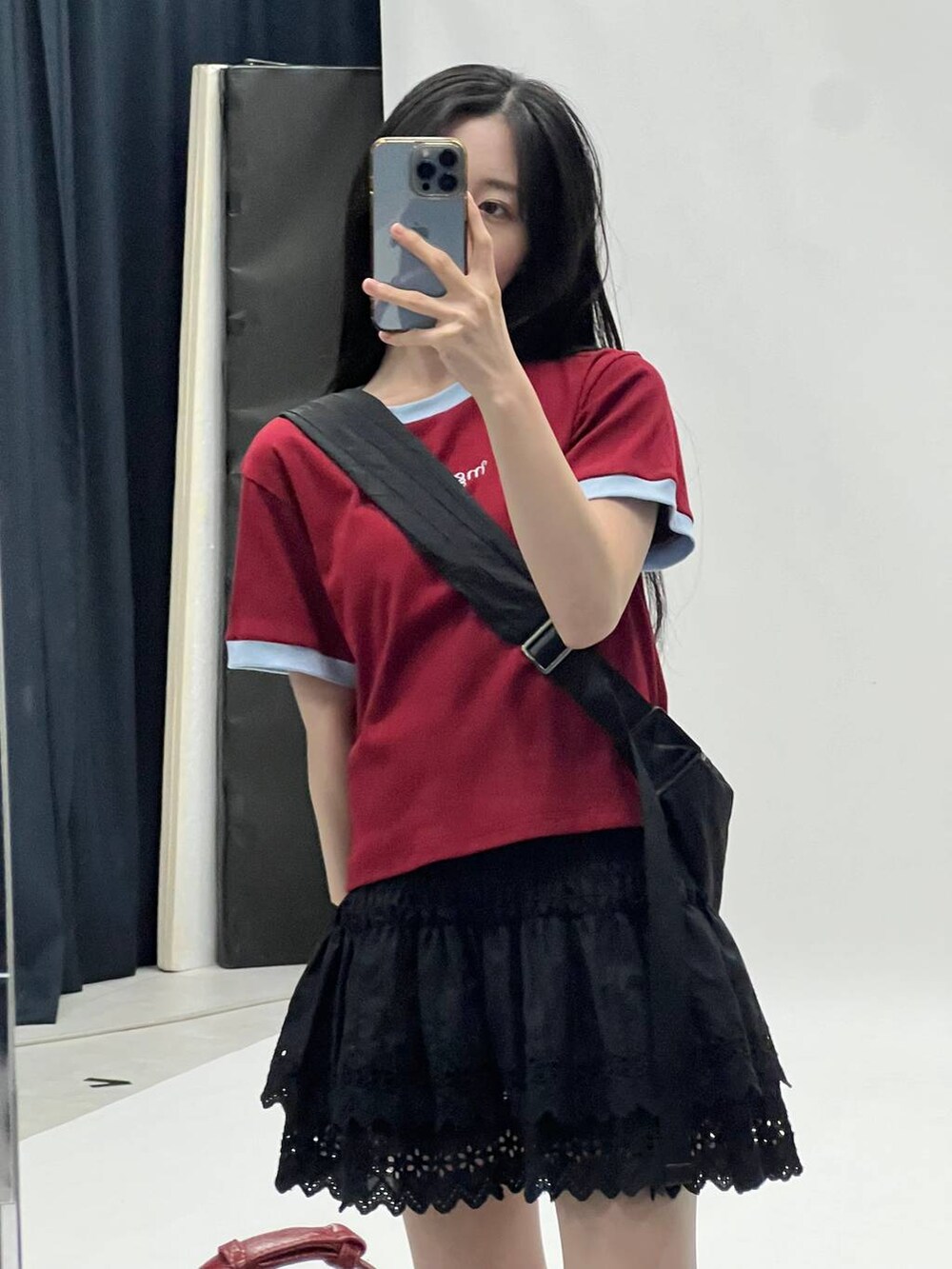 ブラック系のスカート、ブラック系のショルダーバッグを着用したレディースの夏コーディネートの8枚目の写真