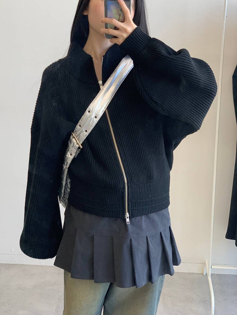 その他のショルダーバッグ、ブラック系のブルゾン、ブルー系のデニムパンツを着用したレディースの冬コーディネートの3枚目の写真